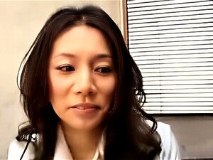 Geile asiatische MILF sitzt auf der Couch, fingert und spielt mit ihr