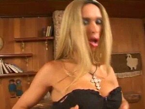 Blond shemale-babe Dartilly drar i sin kuk