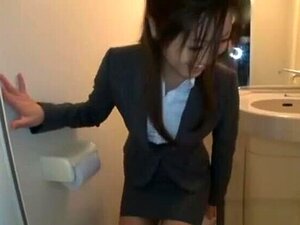 Minami Asano, milf asiatica birichina, scopa nel suo abito da ufficio