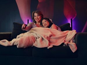 Petite asiatisk brud Lulu Chu njuta av en skrämmande film på två