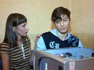 Starre sie nur an, wie sie mit einem harten Schwanz spielt. Starre sie