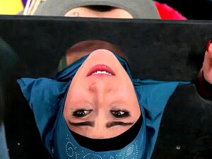 Muslimischer Ungläubiger wird bestraft und ins Gesicht gefickt