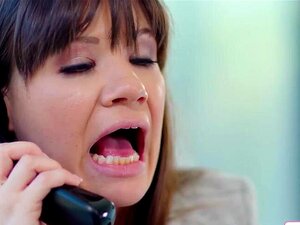 Baas trekt haar slipje uit terwijl ze naar een latina IT nerds kont