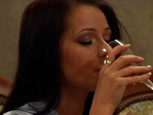 Госпођа се опушта и гледа како јој