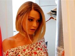 Emma schleicht sich ins Badezimmer, um ihren Stiefbruder beim Duschen