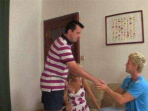 Un vieux couple implique sa copine blonde dans le sexe de la