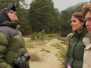  Die süße brünette Süße posierte völlig nackt im Freien und sie