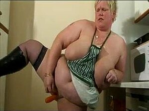 Mulheres gordas lindas Slag brincando com brinquedos