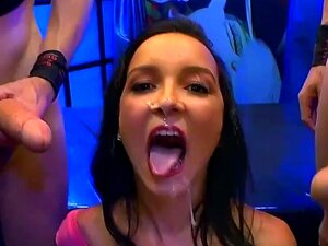 Bukkakes und Cumshots auf der Latina Francine Belle