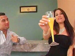 Heiße reife mexikanische Latina-Cougar mit riesigen Titten weiß, wie