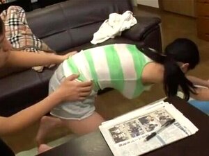 kleinr Stiefbruder versprach, dass er sich ausziehen