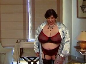 französische BBW reif mit Spielzeug