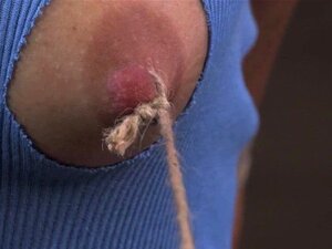 Ballgagged BDSM-Sub Wenona wird an den Titten gequält. Ballgagged