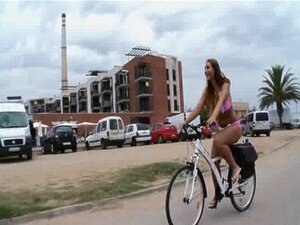 Bomba sexy con tette perfette scopata in pubblico