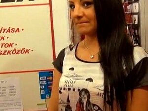 La ragazza della reception Aysha Rouge mostra le tette e viene scopata