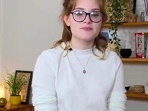 Naturmädchen Luna verwöhnt sich selbst mit dem Magic Wand Vibrator