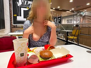 Sexy blonde Öffentlichkeit masturbiert mit riesiger Muschipumpe!