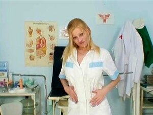 Несташна медицинска сестра кучка са