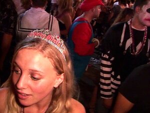 gemalte Schönheiten in der Öffentlichkeit viele tolle Titten.