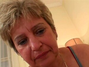 Sie findet ihre alte Stiefmutter auf dem Schwanz reiten. Sie findet