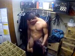 Japanisches Paar fickt im Lagerraum, erwischt von der Kamera,