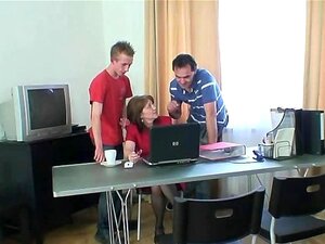 Büroangestellte nimmt zwei Schwänze