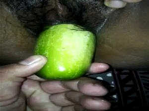 Desi-Frau isst Gurke