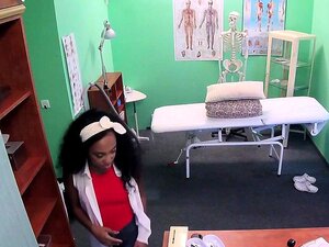 Доктор јебе црнкињу у својој