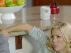 Geiler Junge fickt seine busty MILF-Stiefmutter im Badezimmer. Blonde