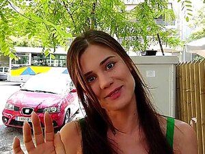 Die schöne Caprice fickt leidenschaftlich vor der Kamera. Die kleine