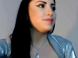 Hete stoute babe heeft plezier met strippen en speelt met haar harige