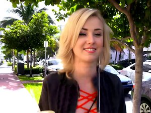 Blonde Eurobabe mit frechen Titten gibt einen Blowjob und lässt sich