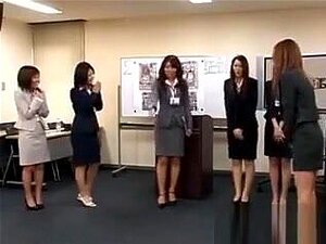 Asiatische Sklavin wird mit der Fotze und dem Finger gefickt