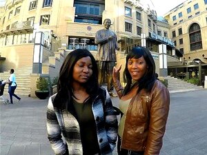 Wunderschönes afrikanisches Lesbenpaar hat eine Muschiparty eingeölt