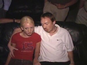 Dünne blonde wilde Freak wird im Theater gefickt!, Carla ist eine