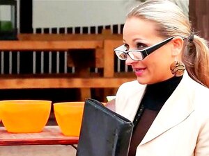 Lesbot kastuvat ulkona WAM-kohtauksessa