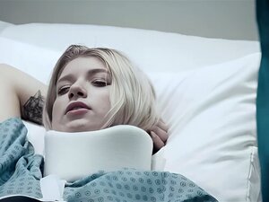 Perverser Doktor schleicht sich in das Patientenzimmer und fickt eine