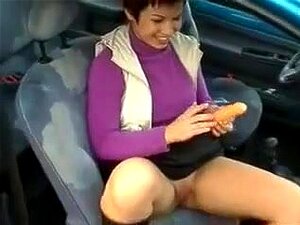 Rothaarige Frau wird mit einem Sexwerkzeug erwischt., Hübsche