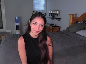 Teeny Fetisch - Assistentin Madison Wilde wird beim Masturbieren auf