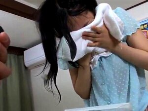 Une mignonne japonaise délicieuse se fait vibrer sa chatte qui gicle