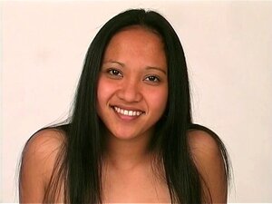 Sexy Brünette mit großen Titten spreizt Arschbacken auseinander