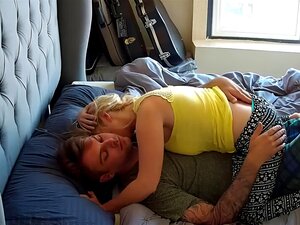 Sieh dir jetzt an, wie heiße blonde MILF beim Betrügen erwischt