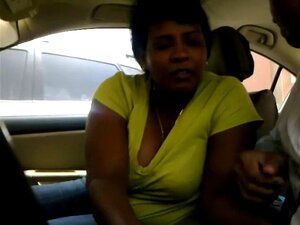 Lankische Lehrerin bläst im Auto. Schau dir an, wie der Lankische