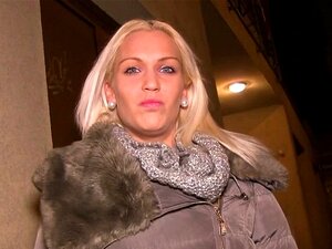 Плавуша показује дупе и сисе у