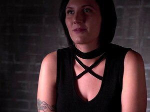 Muschipeitschen und Klammern an der Fotze. Das Rad des Schmerzes