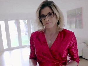 Sexy Stiefmama erwischt Stiefsohn beim Masturbieren