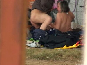 Pure Street Life Obdachloser Dreier hat Sex in der Öffentlichkeit.
