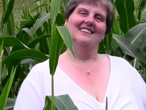 Iso lihava äiti tehdä tämä maissipellolla