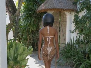 Winzige indonesische Süße zieht ihren weißen Bikini aus. Die