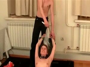 Kinky sötnos körs djupt i sina knullhål